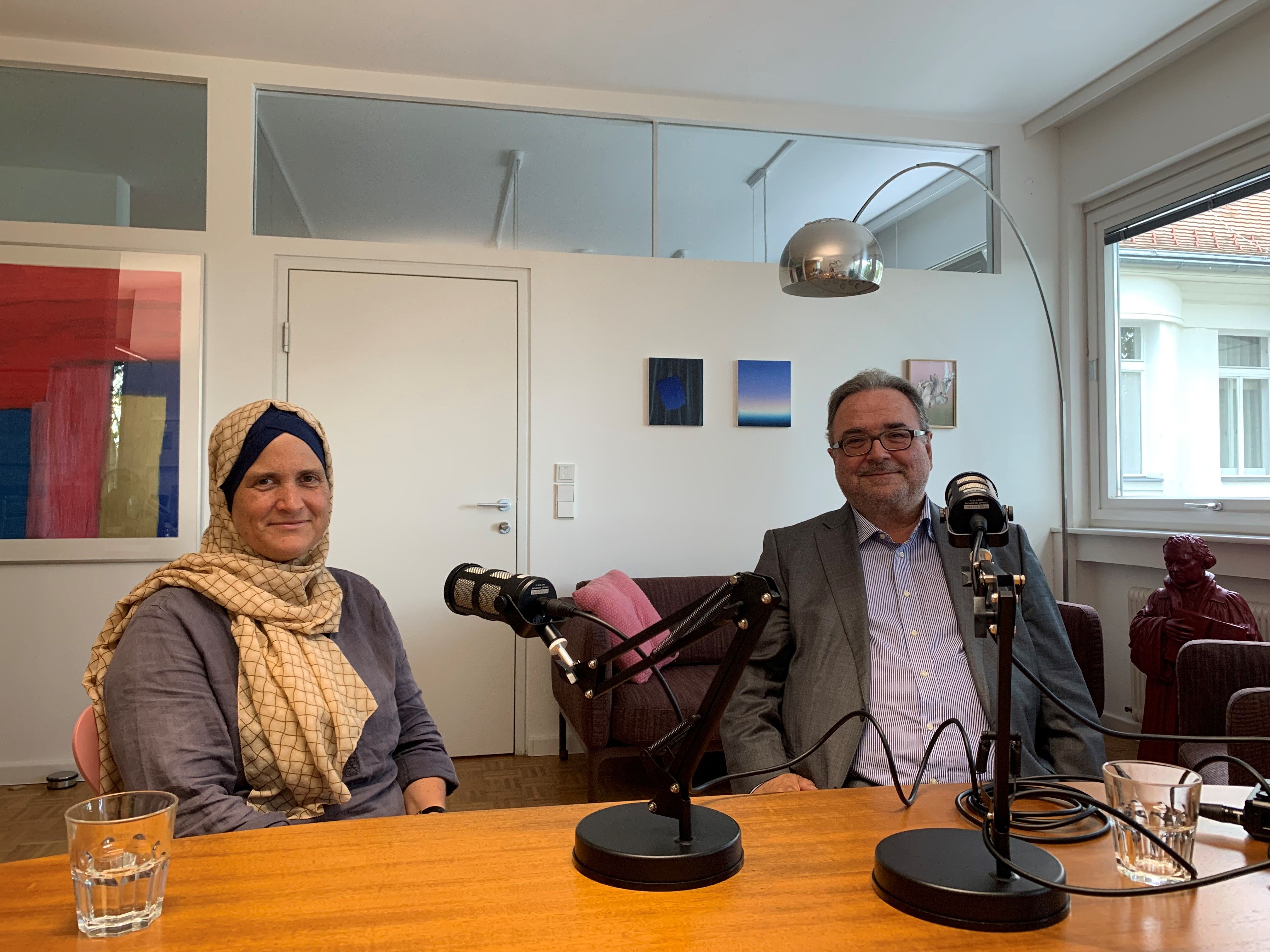 Zu Gast beim Podcast Fatima Kowanda-Yassin und Michael Chalupka