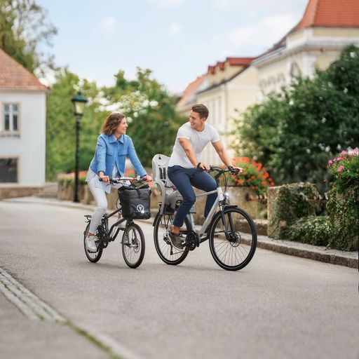 Foto von zwei Personen beim Radfahren