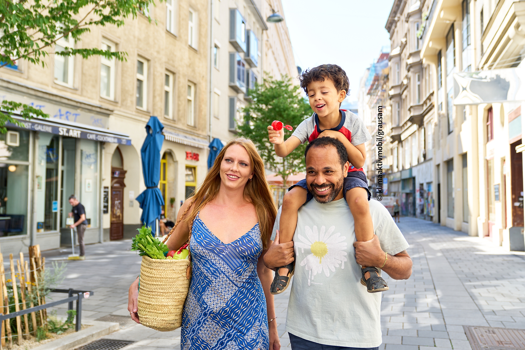 Foto von Eltern mit Kind, die gehen