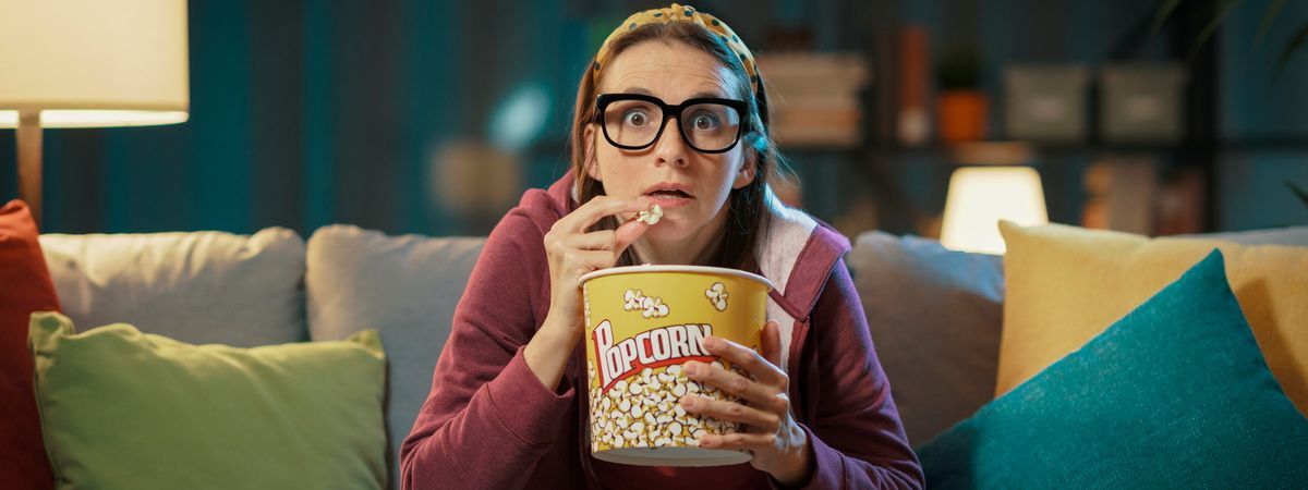 Frau mit Popcorn